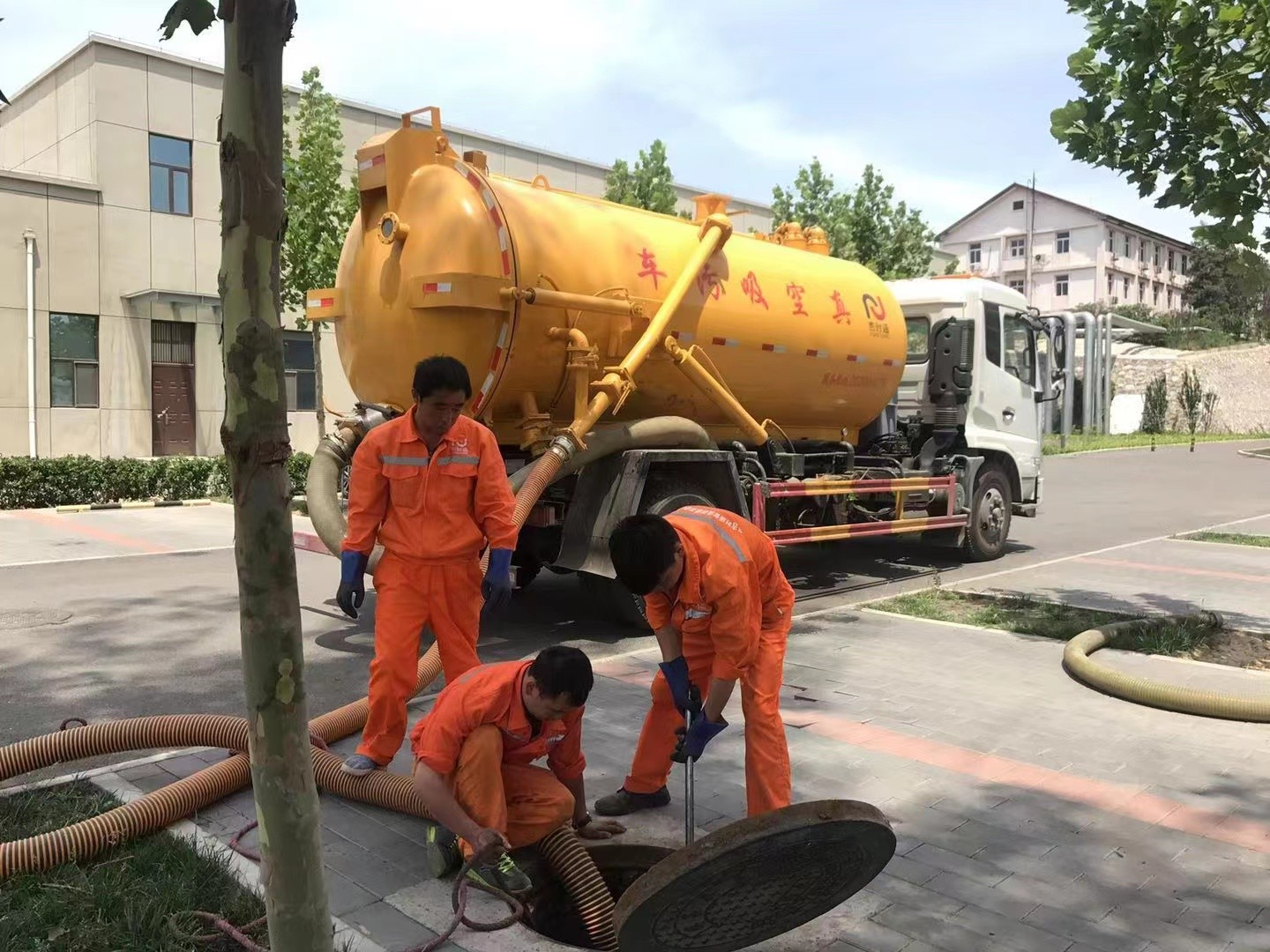 龙文管道疏通车停在窨井附近