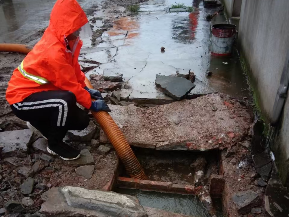 龙文专业清理污水池 炜誉市政以规范流程守护城市 “肠道”